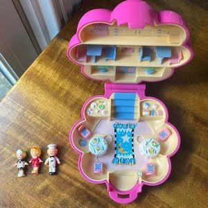 Bluebird Polly Pocket Mr. Fry’s Restaurant. Great condition with 3 Pollys